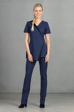 #utilitarius #businesscasual #officelook Designer Uniform, Uniform Beauty Salon, Clinic Uniform, Beauty Uniform, Medical Scrubs Fashion, Salon Uniform, Beauty Uniforms, Salon Wear, Spa Uniform