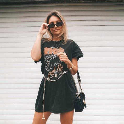 Oversized Shirt With Long Chain Belt For A Casual Date Chain Belt Outfit, Oversized Shirt Outfit, Long Tshirt Dress, Tshirt Dress Outfit, Belt Outfit, Oversize Tshirt Outfits, Shirt Dress Outfit, Oversized Shirt Dress, Rock Chic