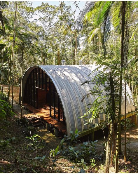 Casa In Pallet, Brazilian Rainforest, Quonset Homes, Quonset Hut Homes, Arched Cabin, Hut House, Quonset Hut, Arch House, Building A Shed