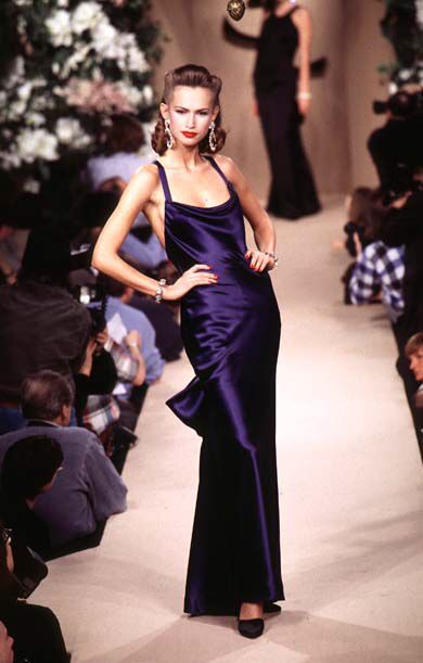 Yves Saint Laurent Couture show Ysl Runway, Saint Laurent Fashion Show, Vintage Runway Fashion, Ysl Dress, Yves Saint Laurent Dress, Ysl Fashion, Yves Saint Laurent Paris, Style Année 90, Yves Saint Laurent Couture