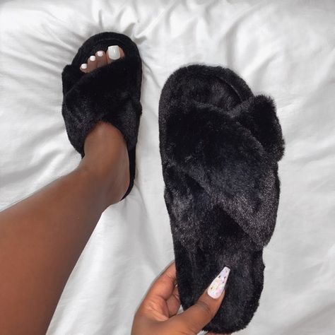 700 Likes, 4 Comments - Envy Shoes (@envyshoesuk) on Instagram: “Cosy up babe 🥰 As the nights get colder, these Cuddle Slippers are our essentials! 🤍 £19.99 Shop:…” Chilled Vibes, Cute Loungewear, Fur Sliders, Cosy Night In, Faux Fur Slippers, Home Slippers, Fur Slippers, Winter Nights, Black Faux Fur