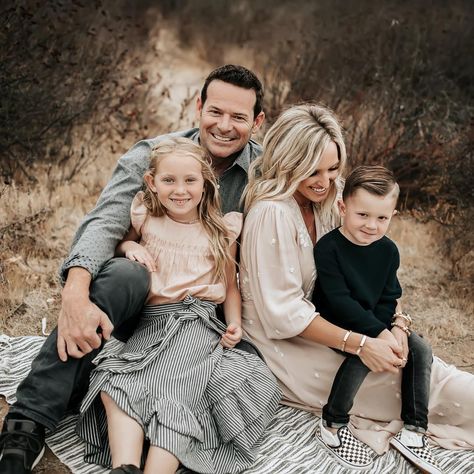 ✖️tarah sweeney➕san Diego✖️ on Instagram: “Doesn’t get much cuter 🖤” Family Pictures With White Dress, Family Pics On Blanket, Free People Family Photos, Family Photoshoot Sitting Down, Four Family Photo Ideas, Seated Family Photos, Family Pictures Sitting Down, Family Of Four Photography, Family Blanket Photos