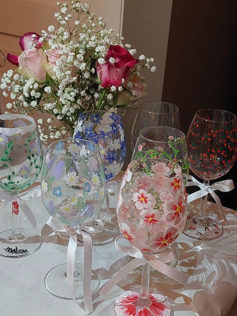 Glass Painting Designs Aesthetic, Painted Wine Glasses Aesthetic, Painting Glasses Diy Ideas, Wine Glass Painting Aesthetic, Painting Glasses Ideas, Wine Glass Painting Party, Wine And Paint Party Ideas, Champagne Glass Painting, Wine Painting Ideas