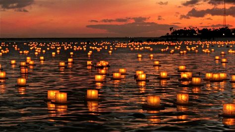 Every year up to 40,000 Hawaiians and tourists gather at Ala Moana Beach Park in Honolulu to participate in the Lantern Floating Ceremony. Held since 1999, it was the first Shinnyo-en lantern festival held outside of Japan. Its goal is to commemorate loved ones and create hope for the future. The ev Toro Nagashi, Lantern Floating, Sky Lantern Festival, Floating Lantern Festival, Obon Festival, Water Lantern Festival, Ala Moana Beach, Sky Lantern, Home Screen Wallpaper Hd