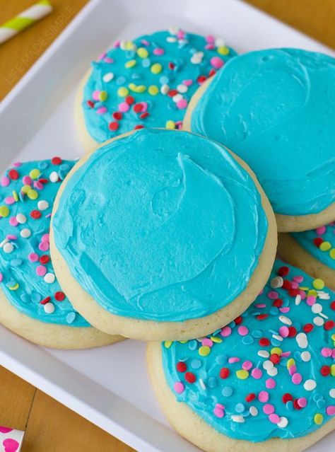 These Lofthouse style jumbo sugar cookies are sure to become a family favorite! Not only are they extra thick and soft, but they have amazing flavor too! Cookies With Sprinkles, Lofthouse Sugar Cookies, Frosted Cookies, Perfect Sugar Cookies, Donut Muffins, Best Sugar Cookie Recipe, Pastel Cupcakes, Chewy Sugar Cookies, Soft Sugar