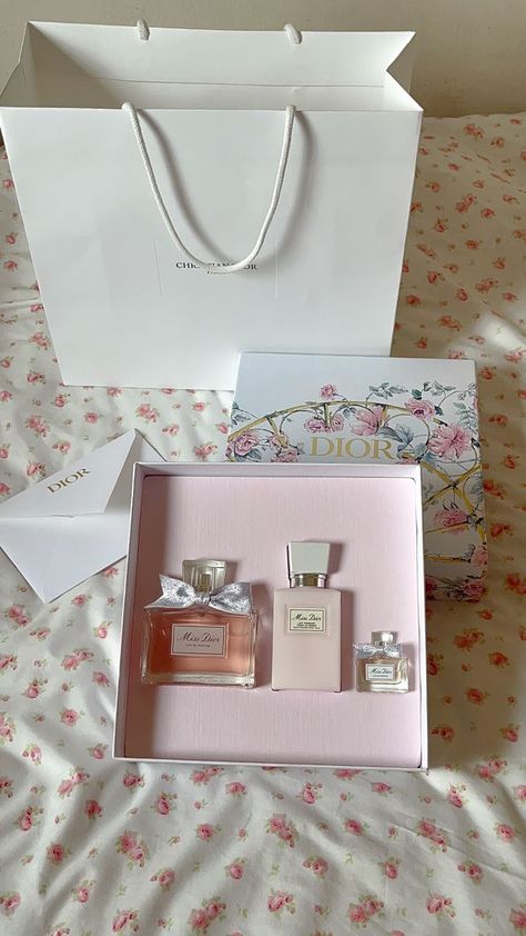 Dior Perfume Set, Dior Pink Aesthetic, Dior Blooming Bouquet Perfume, Perfume Miss Dior, Miss Dior Perfume, Perfume Dior, Miss Dior Blooming Bouquet, Dior Girl, Fotografi Iphone