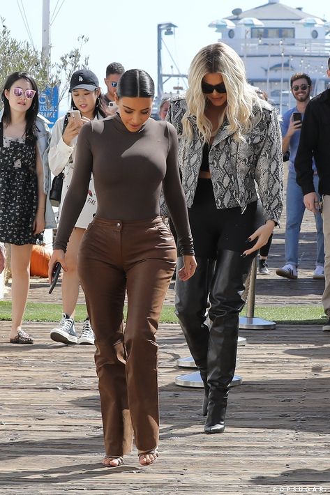 Kim Kardashian and Khloé Kardashian in Malibu, CA Kardashian Casual Outfit, Khloe Kardashian Outfits, Khloe Kardashian Style, Kim Kardashian Dresses, Kim Kardashian Outfits, Modest Casual Outfits, Khloé Kardashian, Kardashian Outfit, Dressy Casual Outfits