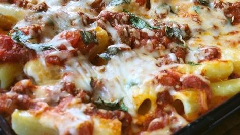 Layers of ziti pasta, beefy tomato sauce, sour cream and Italian cheeses get a final dash of flavor with a generous sprinkling of chopped fresh basil before baking. Baked Shells, Ziti Pasta, Beef Meals, Ziti Recipes, Baked Ziti Recipe, Mix Drinks, Hamburger Recipes, Baked Ziti, All Recipes