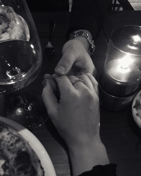 Couple Dinner Date Aesthetic, Dinner Aesthetic Romantic, Candle Light Dinner Romantic Couple, Dinner Romantic Couple, Couple Romantic Dinner, Cheer Couples, Candle Night Dinner, Dinner Date Aesthetic, Romantic Candle Dinner