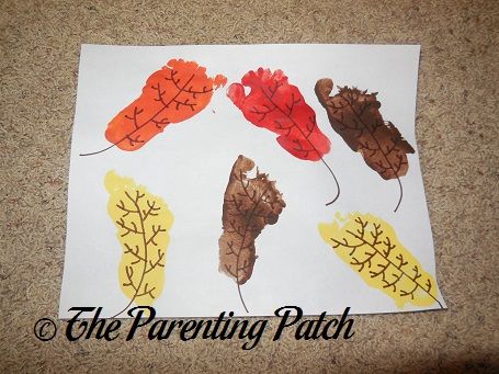 For a super fun craft to celebrate autumn season, try making fall leaves with handprints or footprints and non-toxic paint. Autumn Leaf Craft, Fall Handprint Art, Fall Season Crafts, Fall Handprint Crafts, Baby Art Crafts, Baby Footprint Art, Leaf Craft, Autumn Leaves Craft, Footprint Craft