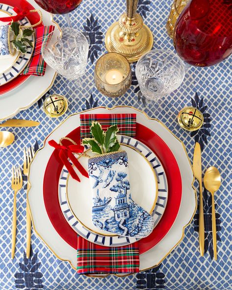 Chinoiserie Christmas, Christmas Table Setting, Blue Christmas Decor, Tartan Christmas, التصميم الخارجي للمنزل, White Christmas Decor, 12 December, Christmas Tablescapes, Christmas Tea