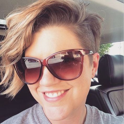 short asymmetric hairstyle I'm thinking about getting this cut idk Plus Size Hairstyles, Asymmetrical Pixie Cuts, Short Hairstyles For Round Faces, Short Hair Cuts For Round Faces, Thick Wavy Hair, Asymmetrical Pixie, Cute Looks, Round Face Haircuts, Short Hair Styles For Round Faces