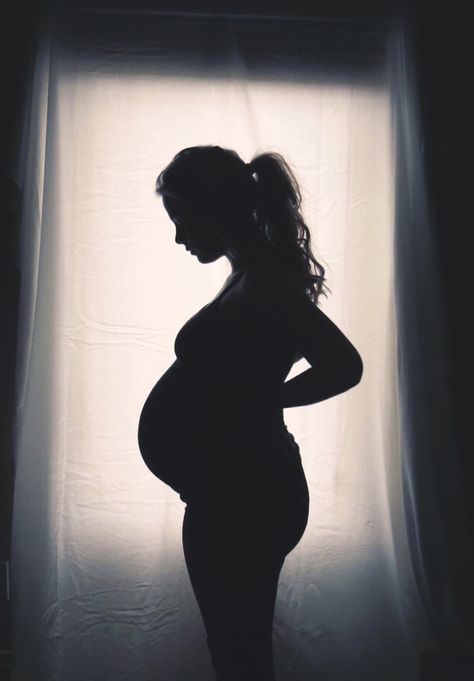 Silhouette pregnancy bump Home Maternity Photography, Diy Maternity Photos, Maternity Silhouette, Baby Bump Photoshoot, Pregnancy Belly Photos, Bump Pictures, Pregnancy Bump, Maternity Photography Poses Pregnancy Pics, Belly Photos