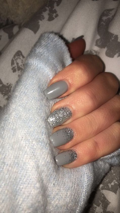 Gradient Gray Nails, Grey Sparkle Nails Silver Glitter, Sparkle Grey Nails, Grey And Silver Nail Designs, Light Gray Nails With Design, Gray Sparkle Nails, Christmas Nails Grey, Grey Sparkly Nails, Grey Sparkle Nails