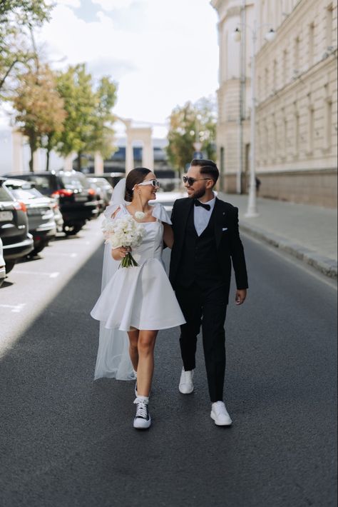 Civil Wedding Dress With Sneakers, Short Wedding Dress And Converse, Short Wedding Dress And Sneakers, Street Style Prenup Shoot, Pre Wedding Street Style, Short Dress Wedding Photos, Bride Street Photography, Short Wedding Dress With Sneakers, Street Photography Wedding