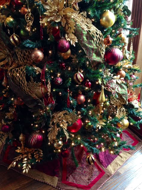 Elegant Christmas in burgundy and gold Christmas Tree Inspiration Red And Gold, Green And Gold Christmas, Tree Inspiration, Christmas Tree Decorating Themes, Elegant Christmas Trees, Gold Christmas Decorations, Christmas Tree Inspiration, Gold Christmas Tree, Green Christmas Tree