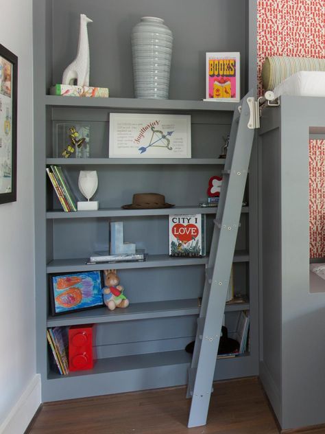 This boys' room has plenty of room to play thanks to custom bunk beds with built-in storage. The boys' father built the bunk bed himself based on specifications from designer Laura Umansky. Built In Loft, Kids Coastal Bedroom, Boys Loft Beds, Bunk Bed Designs For Teens, Cool Loft Beds, Corner Bunk Beds, Loft Beds For Teens, Bedroom Bookshelf, Comfy Sectional