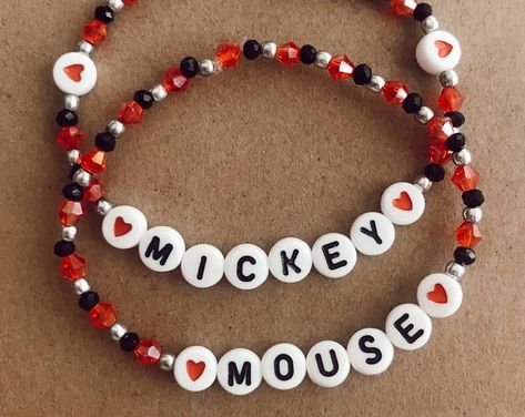 Mickey Mouse Clay Bead Bracelet, Disney Theme Bracelets, Cute Disney Bracelets, Mickey Mouse Bracelet Diy, Disney Themed Friendship Bracelets, Disney Inspired Jewelry Diy, Disney Bracelets Diy, Friendship Bracelets Disney, Disney Friendship Bracelet Ideas