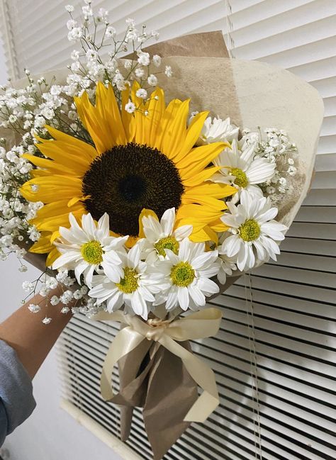 One Sunflower Bouquet, Simple Sunflower Bouquet, Sunflower Bouquet Aesthetic, Ramos Aesthetic, Bouquet Sunflower, Flower Shop Interiors, Birthday Flowers Bouquet, Sunflower Bouquet, Boquette Flowers