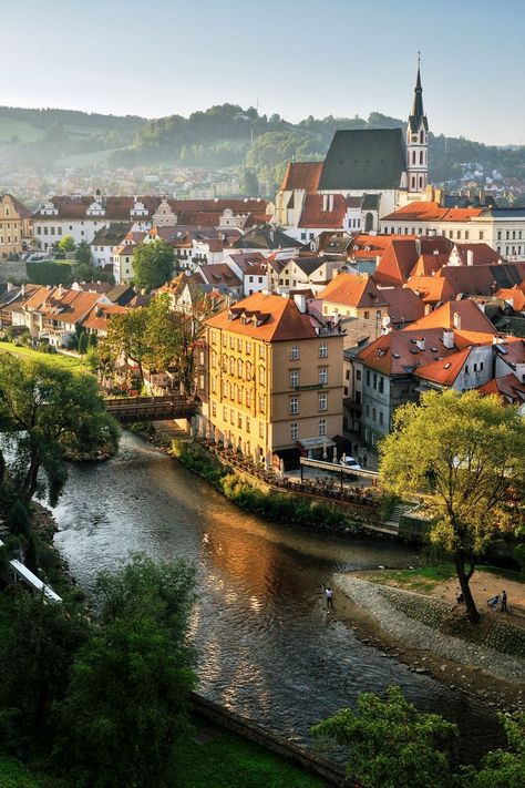 Cesky Krumlov. Uitzicht op de St. Vitus kathedraal. Foto: Dagmar Veselková ©CzechTourism www.czechtourism.com Aesthetic Country, Cesky Krumlov, Prague Travel, Tall Buildings, Voyage Europe, Prague Czech Republic, Country Side, Brno, City Views