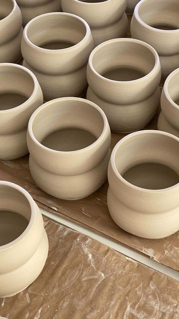 Beginner Pottery Ideas, Beginners Ceramics, Pottery Idea, Ceramic Wheel, Ceramics Design, Beginner Pottery, Ceramic Workshop, Wheel Thrown Pottery, Minimalist Room