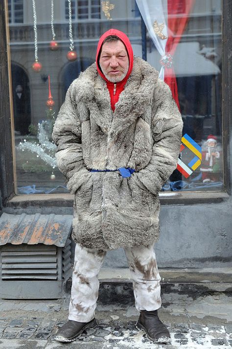 Meet 55-Year-Old Slavik, The Most Fashionable Homeless Man In Ukraine 1950s Jacket Mens, Cargo Jacket Mens, Khaki Parka, Green Cargo Jacket, Jackets Men Fashion, Street Fashion Photography, Mens Khakis, Outdoor Jacket, Fall Jackets