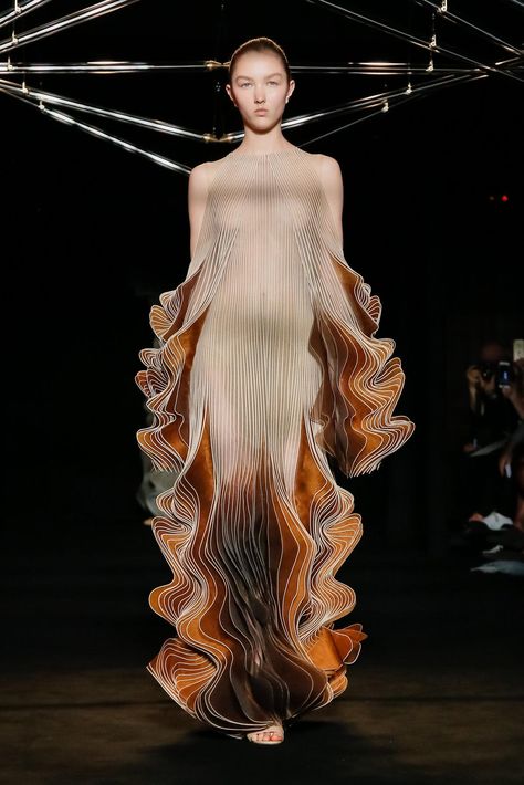 Iris Van Herpen: Fall 2018 - The New York Times 2019 Couture, Sculptural Fashion, Iris Van Herpen, Futuristic Fashion, Fall 2018, Fantasy Fashion, Mode Inspiration, Couture Collection, Costume Design