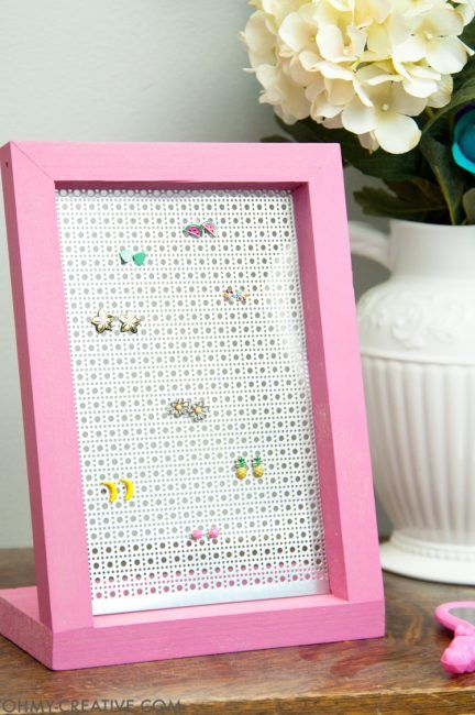 This is so easy even I could make it! Organize your favorite earrings with this DIY jewelry display holder. A quick and easy build that can be done without power tools. | OHMY-CREATIVE.COM Display For Earrings, Kids Jewelry Diy, Diy Earring Holder, Diy Crafts Earrings, Boho Jewelry Diy, Diy Jewelry Display, Diy Jewelry Holder, Jewelry Box Diy, Diy Earring