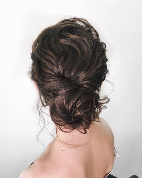 Just like for all brides, when the big day is approaching,many decisions have to be made. Wedding hair is a major part of what gives you good looks. These incredible romantic wedding updo hairstyles are seriously stunning. If you you want to add glamour to your wedding hairstyle, then check out these wedding updos Bridal Updos, Loose Updo, Romantic Updo, Have Inspiration, Low Bun, Bridal Updo, Updo Hairstyles, Penteado Cabelo Curto, Wedding Hairstyles Updo