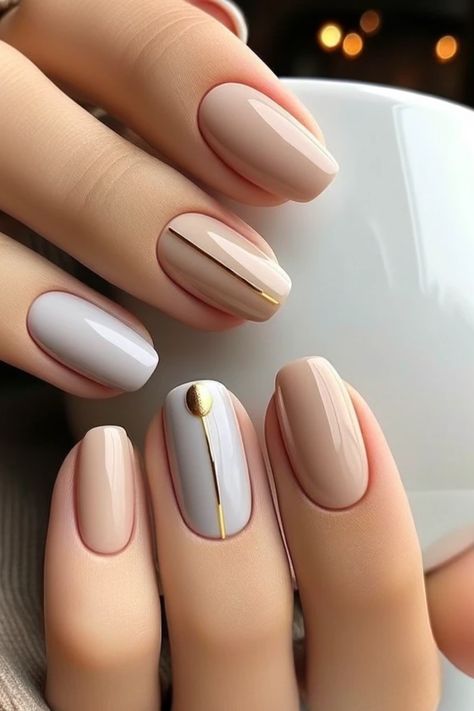 33 Minimalist Nails That Are Simple And Pretty Simple Minimalist Nail Art, Minimal Nails Art, Chic Nail Art, Nude Nail Designs, Subtle Nails, Fancy Nails Designs, Sweater Nails, Simple Gel Nails, Minimal Nails