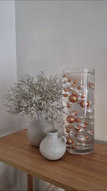 Em ~ Home Hacks & Organisation Tips on Instagram: "Floating Pearls of Wisdom to kick off my Christmas Decorating. #myfavouritetimeofyear I've used gold and white pearls in 3 different sizes surrounded by clear water beads to achieve the floating effect. Pearls available via Ebay, Spotlight, Amazon and Craft Stores. . . . . . . . . #christmas #floatingpearls #centrepieces #christmascenterpiece #wedding #diychristmas #weddingcenterpieces #diyxmas #christmasdecor #christmasdecorations #christmasc Water Beads Centerpiece, Evergreen Candle, Pearls Of Wisdom, Christmas Vases, Diy Christmas Tree Topper, Flocked Christmas Trees Decorated, Minimalist Christmas Tree, Pencil Christmas Tree, Christmas Themes Decorations