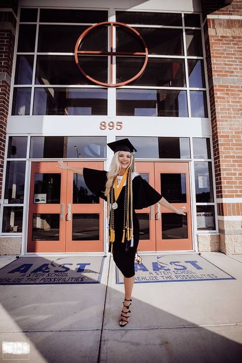 Umkc Graduation, Pharmacy Pictures, Graduation Outfits For Women, Graduation Picture Ideas, Graduation Outfit College, Grad Picture Ideas, College Mom, Graduation Pic Ideas, Nursing Graduation Pictures