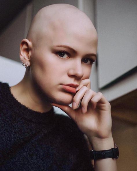 Bald Head Girl, Bald Women Fashion, Girls Haircut, Shave Eyebrows, Shaved Hair Women, Bald Head Women, Bald Look, Shaved Hair Cuts, Shaved Head Women