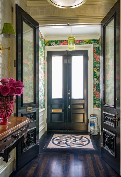 How to make an entrance - Impeccable Nest Liz Caan, Black Wainscoting, Slate Tile Floor, Geometric Floor, Modern Entryway, Wooden Front Doors, Entrance Foyer, Entry Way, Ship Lap Walls