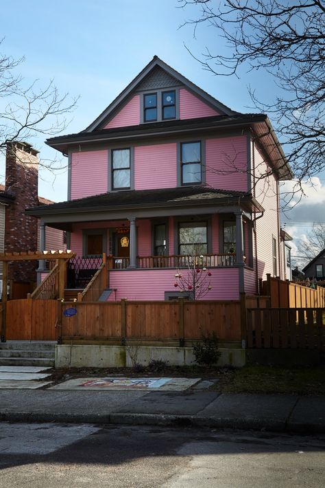 Dark Pink House Exterior, Pink House Exterior, Historic Paint Colours, Coloured Houses, Exterior Color Combinations, Victorian Exterior, Heritage House, Exterior Paint Colors For House, Pink House