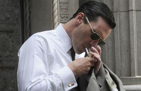 Not a movie, but Mad Men will always remain in my case of classic shows or movies Don Draper Aesthetic, Roger Sterling, Alpha Male Traits, John Hamm, Men Posing, Bad Boyfriend, Style Année 60, Don Draper, Mad Men Fashion