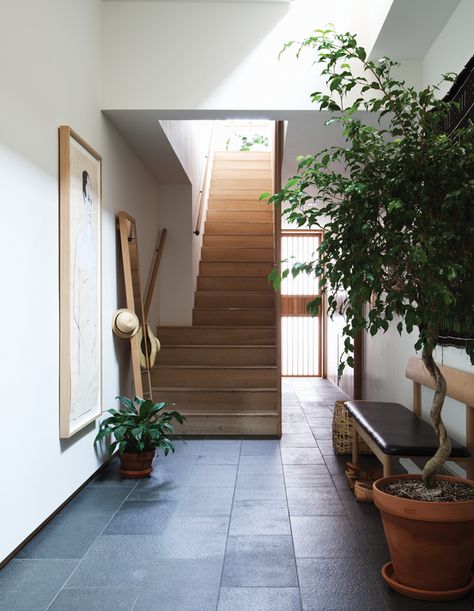 Calling All Minimalists! Japandi Style Is The Perfect Mix Of Cozy & Zen - House & Home Japandi Foyer, Japandi Entryway, Foyer Paint, Granite Floor Tiles, Peaceful Interior, Japandi House, Stylish Entryway, Style Japandi, Oak French Doors