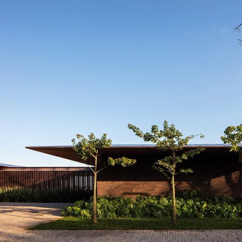 LR House — Jacobsen Arquitetura Phuket Villa, Foyer Entrance, Wooden Walkways, Entrance Gates Design, Tropical Architecture, Casa Patio, Spa Design, Eco House, Sustainable Architecture