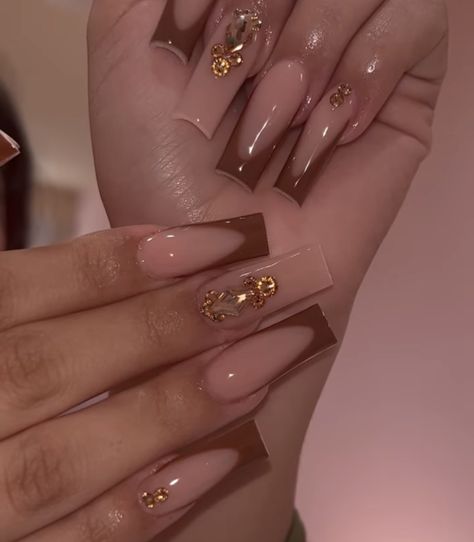 Pretty Acrylic Nails Brown, Acyrilics Nails Fall, Acrylic Nail Brown, Dark Gel Nails Ideas, Brown Gem Nails, Simple Fall Nails Long, Brown Cute Acrylic Nails, Brown Nails With Rhinestones, Brown Medium Nails