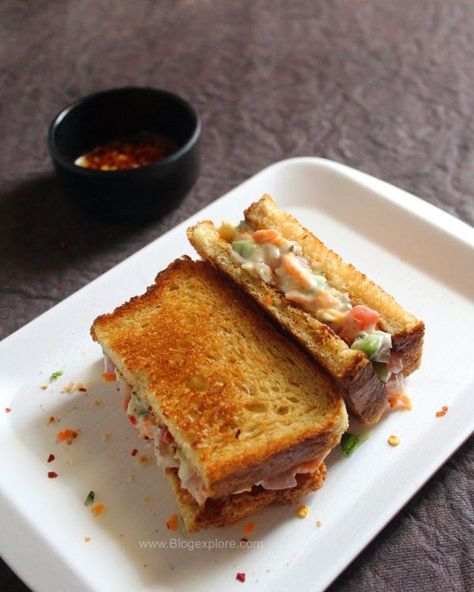 An easy sandwich that has creamy mayo with loads of vegetables. Its a delicious mayonnaise sandwich recipe for a quick snack or breakfast. Mayonnaise Sandwich Recipe, Boil Sweet Corn, Mayonnaise Sandwich, Resep Sandwich, Cheesy Sandwich, Sandwich Easy, Khana Khazana, Mayo Sandwich, Veg Sandwich