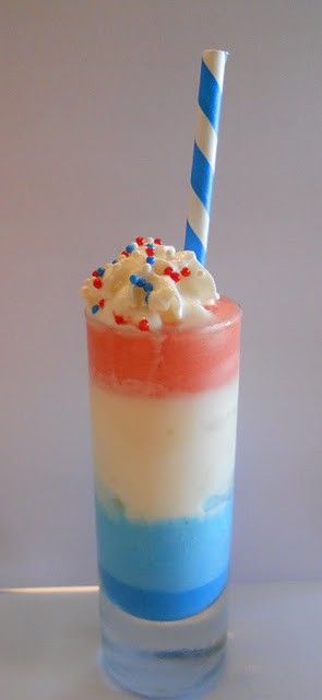 Fourth of July Drinks Cocktail Bleu, Patriotic Food, Bomb Pop, Happy Birthday America, Fourth Of July Food, July Crafts, 4th Of July Party, July Party, Happy 4 Of July