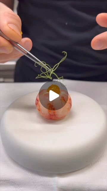 Fine Dining Tapas, Appetizer Plating, Fine Dining Starters, Fine Dining Appetizers, Fine Dining Plating, Molecular Gastronomy Recipes, Gourmet Appetizers, Fine Dining Recipes, Fish Plate