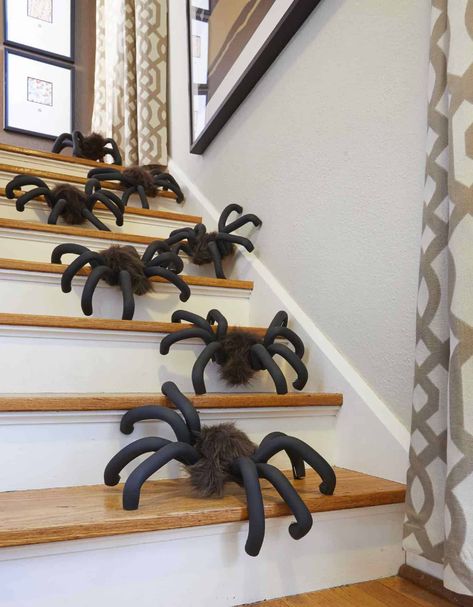 21 Of The Best Last Minute Spooktacular DIY Halloween Decorations Halloween Pauroso, Halloween Beach, Halloween Projector, Halloween Spiders, Halloween Spider Decorations, Halloween Decor Diy, Spider Decorations, Spiders Scary, Ghost Lights