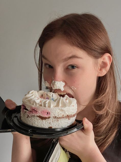 Cake On Face Photography, Messy Birthday Cake Photoshoot, Eating Cake With Hands, Cake Reference Photo, Eating Cake Aesthetic, Cake Eating Photoshoot, Cake Pose Reference, Eating Cake Reference, Eating Cake Pose Reference