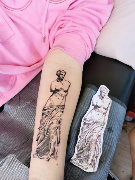 Tattoo art Greek Goddess Tattoo, Aphrodite Tattoo, Roman Bust, Venus Tattoo, Simple Tattoos For Guys, Statue Tattoo, Wicked Tattoos, Goddess Tattoo, Mini Tattoo