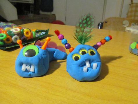 Clay Monsters: we used *Model Magic for body and added goole eyes, feathers, chenille stems and beads. The one on the right my 5 yr old made. Pre K Clay Art Projects, Model Magic Kindergarten, Model Magic Monsters, Model Magic Halloween Crafts, Clay Monsters Easy, Model Magic Projects For Kids, Model Magic Projects, Model Magic Ideas, Clay Modelling Ideas