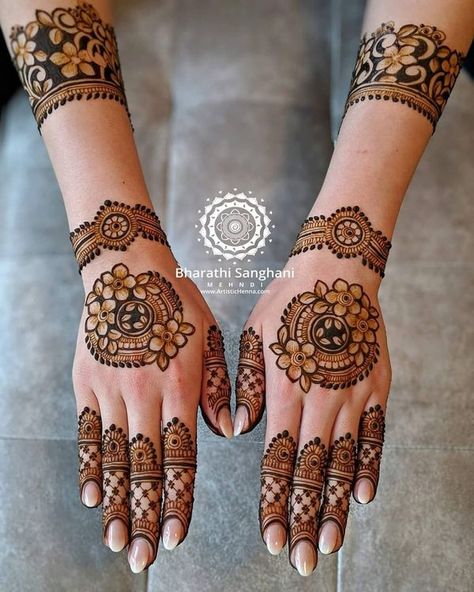 Stunning Mehendi Designs For The Sister Of The Bride & Bridesmaids! Round Mehndi Design, Small Henna, Palm Mehndi Design, Designs Mehndi, Tato Henna, Design Mehndi, Mehndi Designs Bridal Hands, Latest Henna Designs, Rose Mehndi Designs