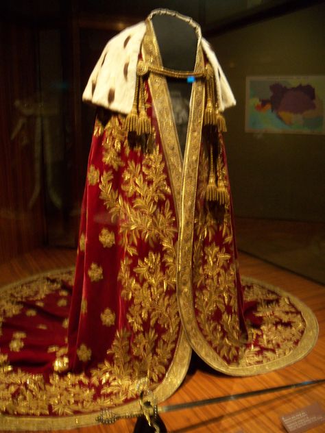 Napoleon's coronation robe. Coronation Robes, King Outfit, Court Dresses, Royal Clothing, Royal Dresses, Royal Jewels, Historical Costume, Historical Dresses, Fantasy Clothing