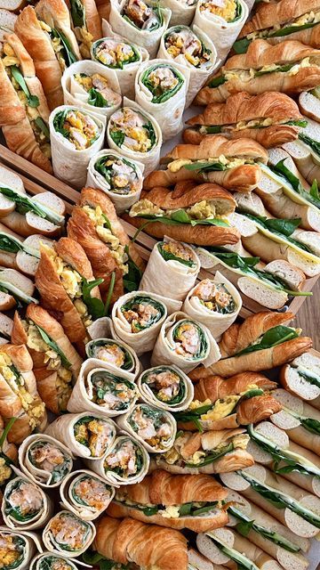 Recreating Recipes on Instagram: "Picnic Platter | …sun’s ☀️ out… could this be the last day of the year for a picnic? . On our platter: * egg croissants * cheese salad bagels (cheddar, mayo, spinach and cucumber) * chicken wraps (nuggets, pickled jalapeños, burger sauce and spinach) . . . #Recreatingrecipes#yougottaeatthis#foodstagram#igfood#goodeats#foodie#foodphotography #veggiefoods #vegetarianplatter #picnicplatter #foodbloggers#lunchrecipes#homecooking#foodblog#foodlover#foodforthought#c Picnic Platter, Cucumber Chicken, Summer Picnic Party, Last Day Of The Year, Sandwich Platter, Catering Ideas Food, Cut Watermelon, Party Food Platters, Burger Sauce