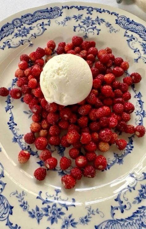 Breakfast Ice Cream, Strawberries And Cream Aesthetic, Winter Ice Cream, Aesthetic Berries, Dinner Heels, Berries Aesthetic, Berries Ice Cream, Berry Aesthetic, Skincare Food